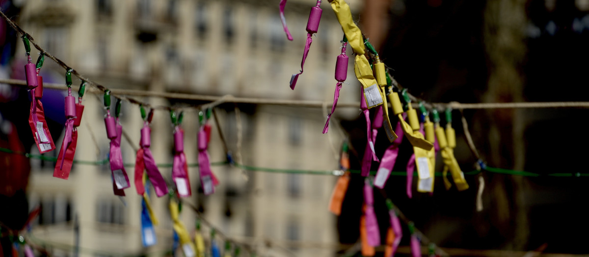 Imagen del montaje de una mascletà en la Plaza del Ayuntamiento de Valencia