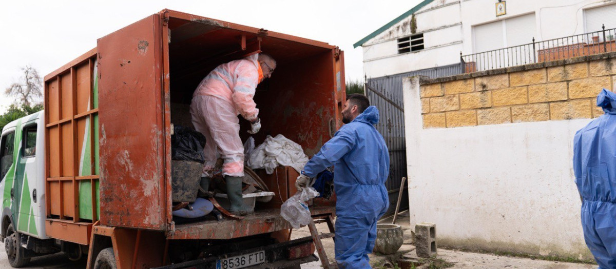 Trabajadores de Sadeco retirando enseres