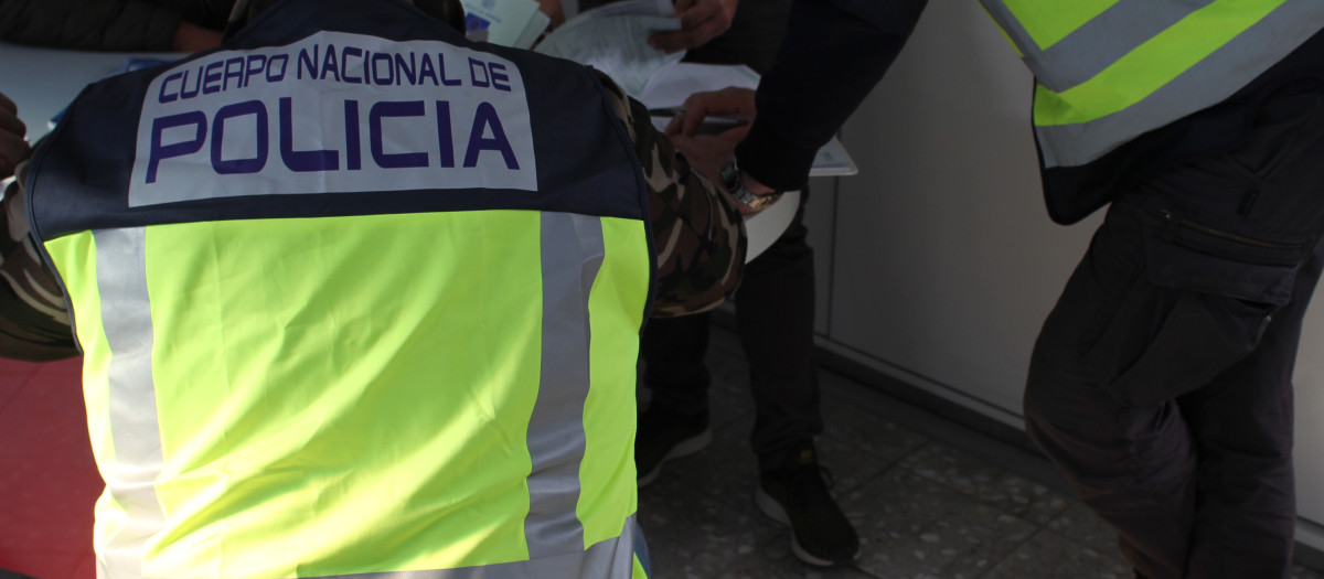 Imagen de uno agentes de la Policía Nacional
