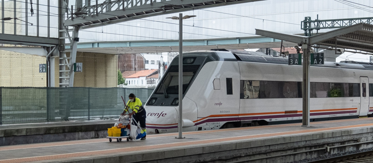 (Foto de ARCHIVO)
Una trabajadora de la limpieza trabaja en los andenes en la estación de trenes, a 24  de agosto de 2022, en Santiago de Compostela, A Coruña, Galicia, (España). Los usuarios de Renfe en Galicia pueden adquirir desde hoy los abonos gratuitos. El Gobierno estima que la gratuidad de los trenes de Cercanías y Media Distancia, así como los descuentos del 50% en los Avant y en algunos AVE reportará un ahorro de hasta 1.000 euros por familia entre septiembre y diciembre,  y asegura que unas 300.000 personas se han registrado.

César Arxina / Europa Press
24 AGOSTO 2022;TRANSPORTE;TRANSPORTE PÚBLICO;CERCANÍAS;MEDIA DISTANCIA;LIMPIEZA;CONTRATA;MUJER;LIMPIADORA;MUJER TRABAJADORA;UNIFORME;CUBO;CARRO DE LIMPIEZA;
24/8/2022