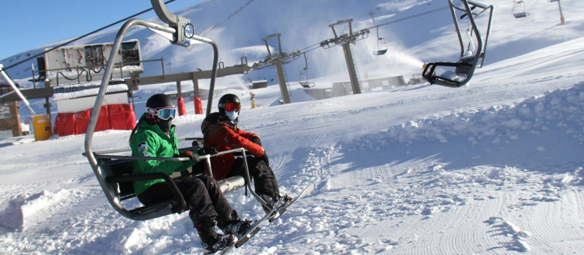 Esquiadores en un remonte en la estación de esquí de Sierra Nevada (archivo)
