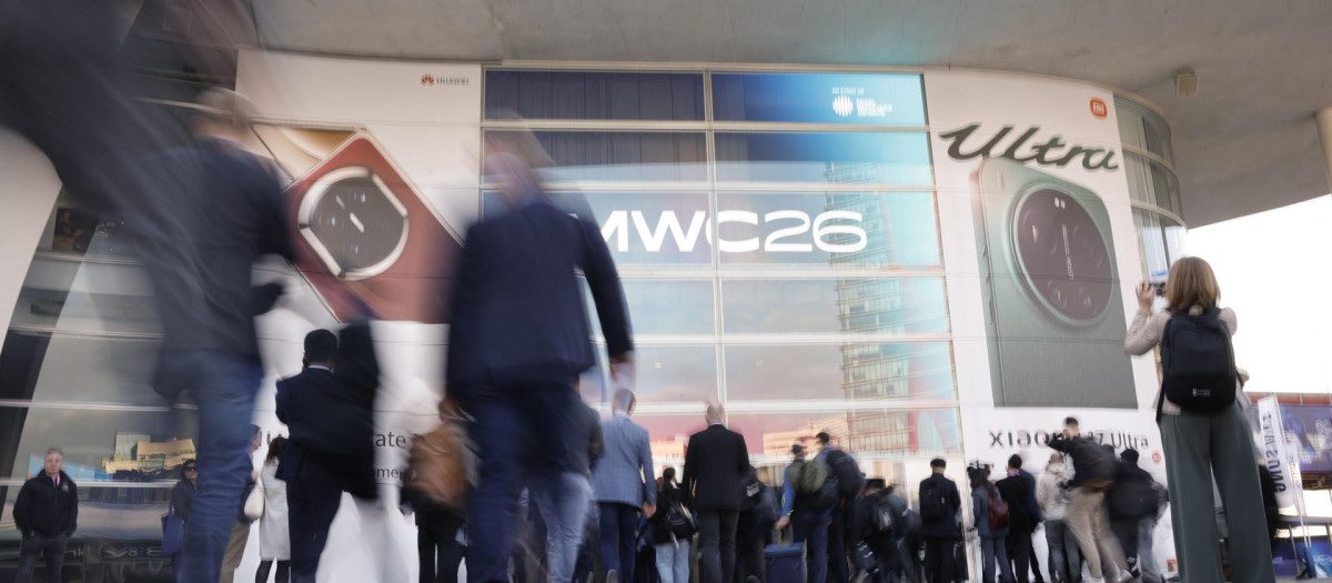 Los asistentes a su llegada a la vigésima edición del Mobile World Congress (MWC) en Barcelona, que comienza este lunes con la expectativa de que más de 100.000 visitantes pasen por el congreso, el principal evento mundial sobre tecnología ligada a la conectividad, en el que se congregan más de 2.900 expositores. EFE/Alberto Estévez