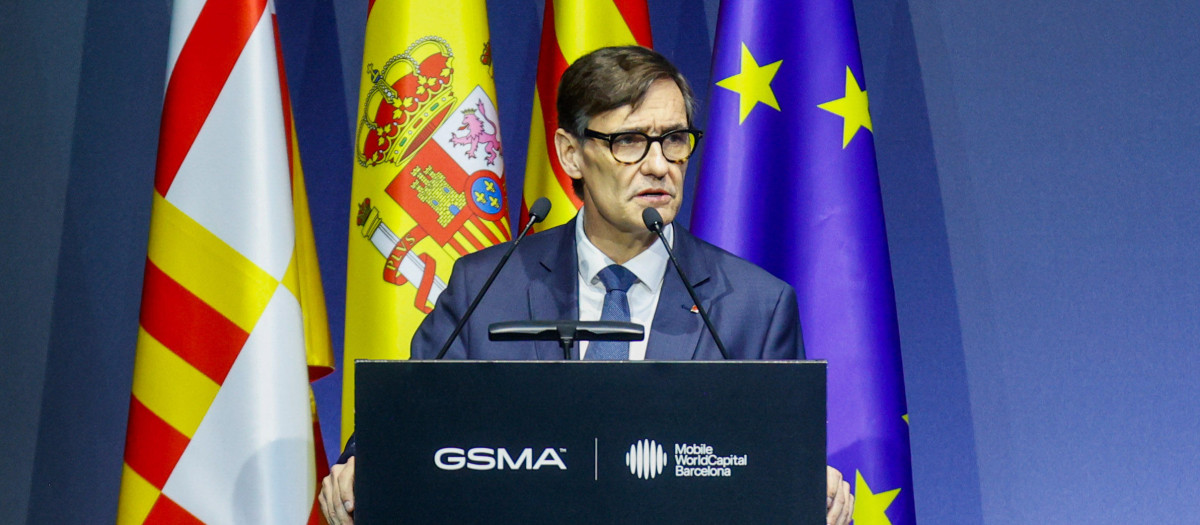 El president de la Generalitat, Salvador Illa, interviene durante la cena oficial de inauguración del Mobile World Congress (MWC) Barcelona 2026, en el Museu Nacional d'Art de Catalunya, a 1 de marzo de 2026, en Barcelona, Cataluña (España).