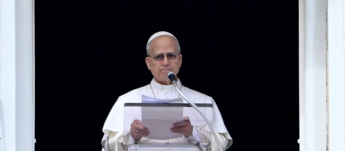 León XIV se dirige a la multitud durante su oración dominical del Ángelus