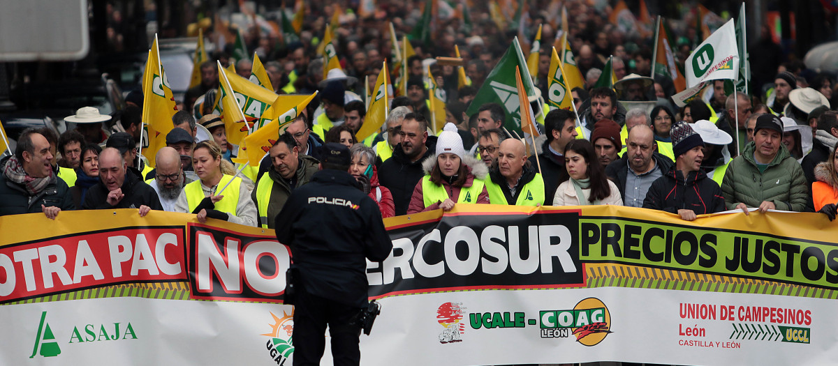 Más de 2.000 agricultores y ganaderos preceden a 350 tractores por las calles de León, a finales de enero
