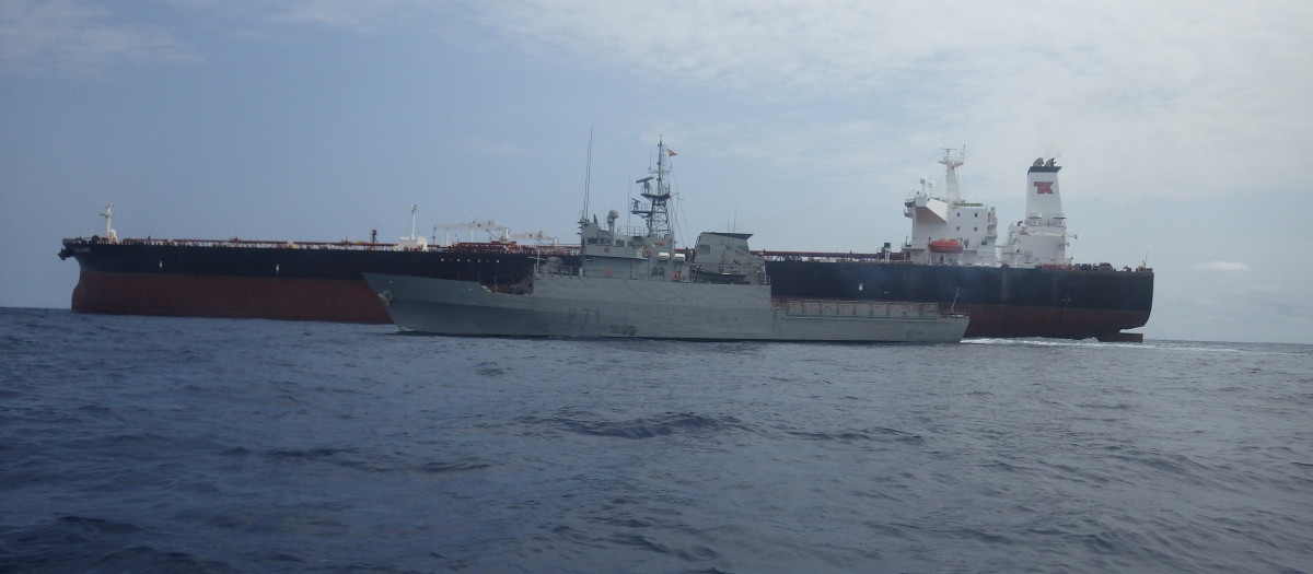 El patrullero Serviola durante una misión de verificación y control del tráfico marítimo