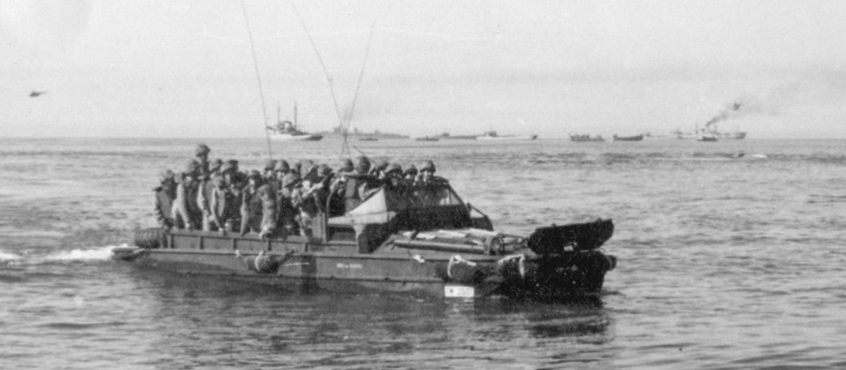 Durante la década de los sesenta del pasado siglo, un DUKW español se acerca a una playa cargado de infantes de Marina
