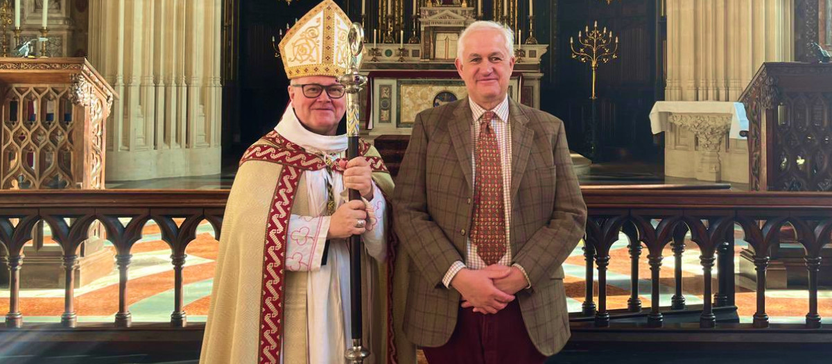Robin Ward con el abad Cuthbert Brogan, en la Abadía de San Miguel, en Hampshire, Inglaterra