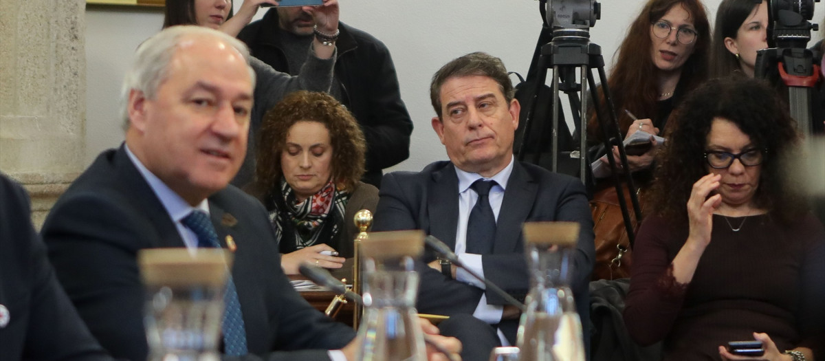 El ex presidente de la Diputación de Lugo, José Tomé (i), y el secretario general del PSdeG y portavoz del Grupo Socialista en el Parlamento de Galicia, José Ramón Gómez Besteiro (2d), durante la celebración de un pleno para la elección de la nueva presidenta en la diputación de Lugo, a 14 de enero de 2026, en Lugo, Galicia (España). La elección tiene lugar tras la dimisión de José Tomé (PSdeG-PSOE) por las acusaciones de acoso sexual.

Carlos Castro / Europa Press
14 ENERO 2026;TOMA DE POSESIÓN
14/1/2026