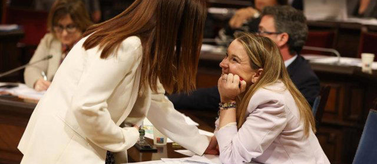 Manuela Cañadas saluda a Marga Prohens