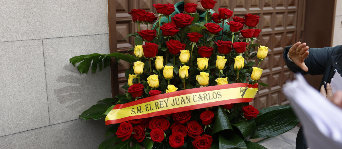 Corona enviada por el Rey Juan Carlos a la capilla ardiente del periodista Fernando Ónega