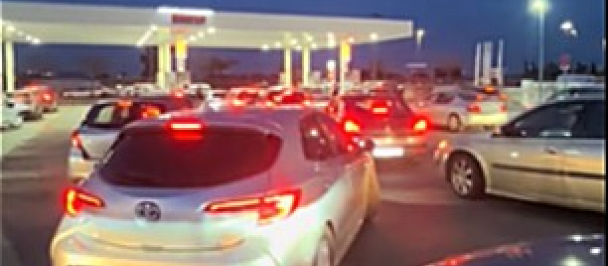 Algunas gasolineras low cost han registrado ya atascos de dos horas