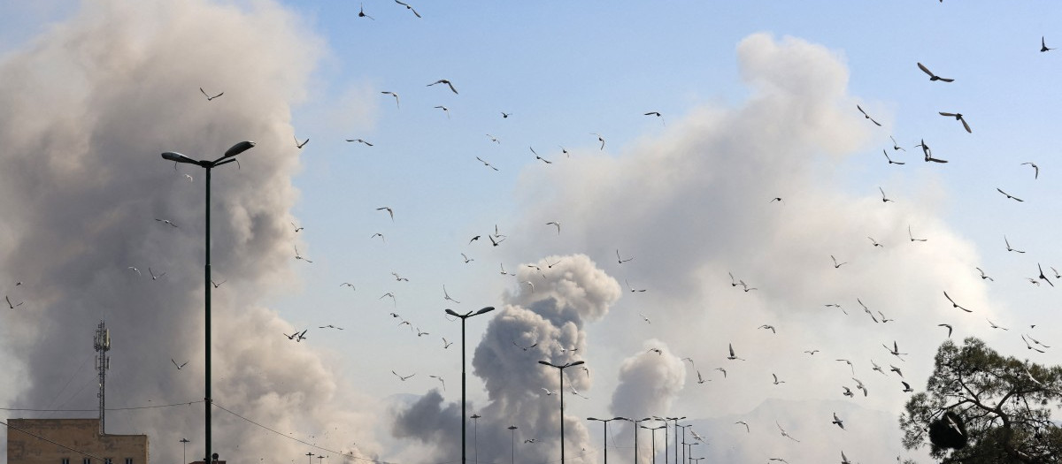 Una columna de humo se eleva tras un ataque a la capital iraní