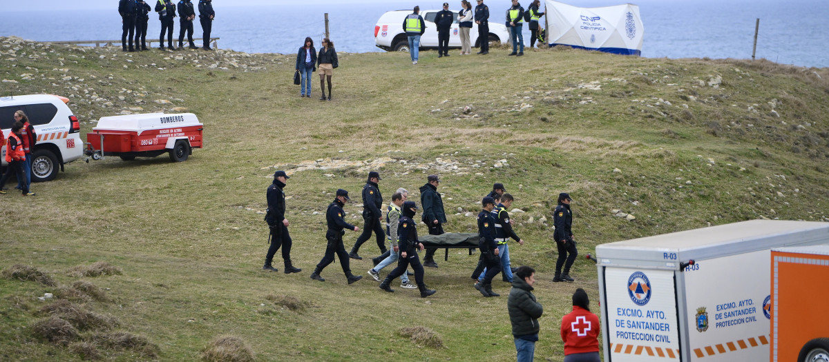 Agentes de los Servicios de Emergencias trabajan en la playa de El Bocal, a 5 de marzo de 2026, en Santander, Cantabria (España). Un GEO ha hallado este jueves un cuerpo en la zona donde se buscaba a la joven de 20 años desaparecida tras el derrumbe de una pasarela que provocó el fallecimiento de cinco jóvenes, y la hospitalización de una sexta víctima.

Nacho Cubero / Europa Press
05/3/2026