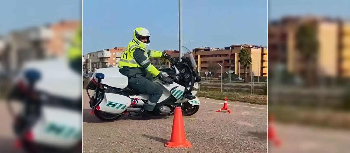 Uno de los agentes durante la prueba de habilidad