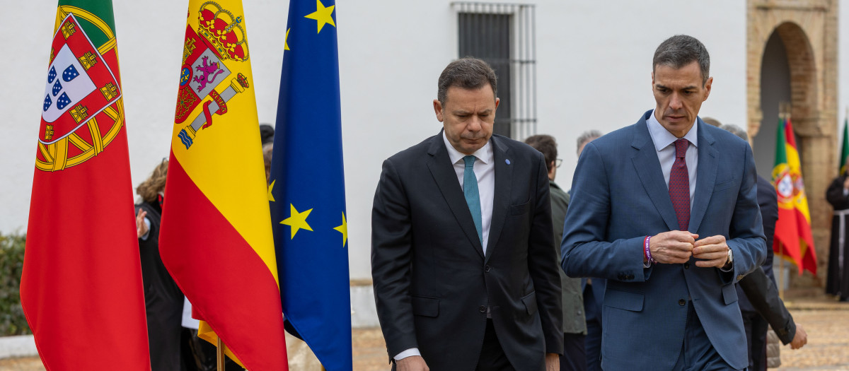 El presidente del Gobierno, Pedro Sánchez (d), junto al primer ministro de la República de Portugal, Luís Montenegro (i), a su llegada a la XXXVI Cumbre Hispano-Lusa celebrada este viernes en el Monasterio de La Rábida, en la localidad onubense de Palos de La Frontera. EFE/Alberto Díaz