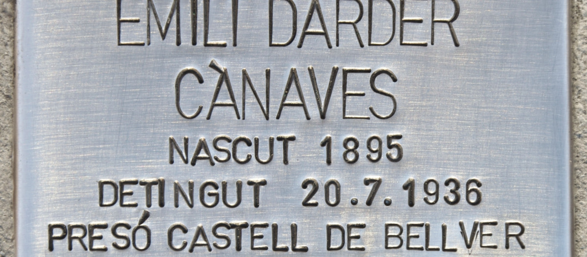 Piedra Stolpersteine colocada en 2018 en la puerta del Ayuntamiento de Palma y dedicada al último alcalde republicano de la ciudad, Emili Darder