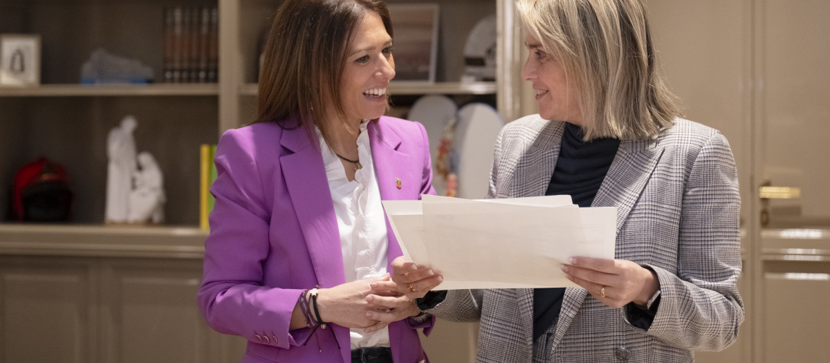 Imagen de la presidenta Marta Barrachina y la diputada María Tormo