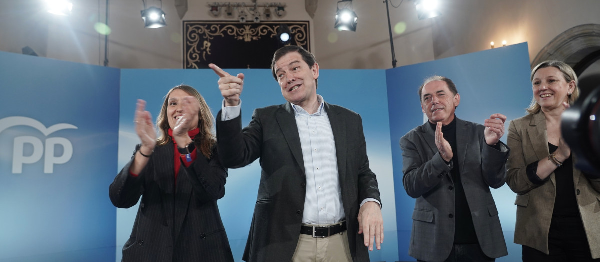 El candidato del Partido Popular de Castilla y León a la reelección como presidente de la Junta, Alfonso Fernández Mañueco, participa en un acto electoral en Soria