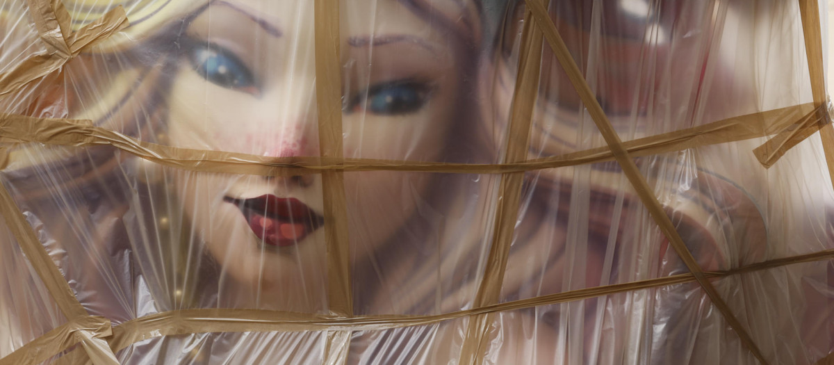 Imagen de un ninot protegido de la lluvia en Valencia tomada este sábado