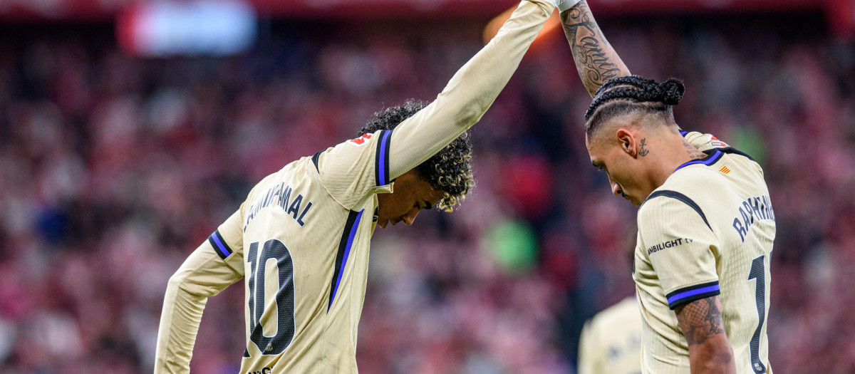 Lamine Yamal (i) celebra su gol con Raphinha en San Mamés