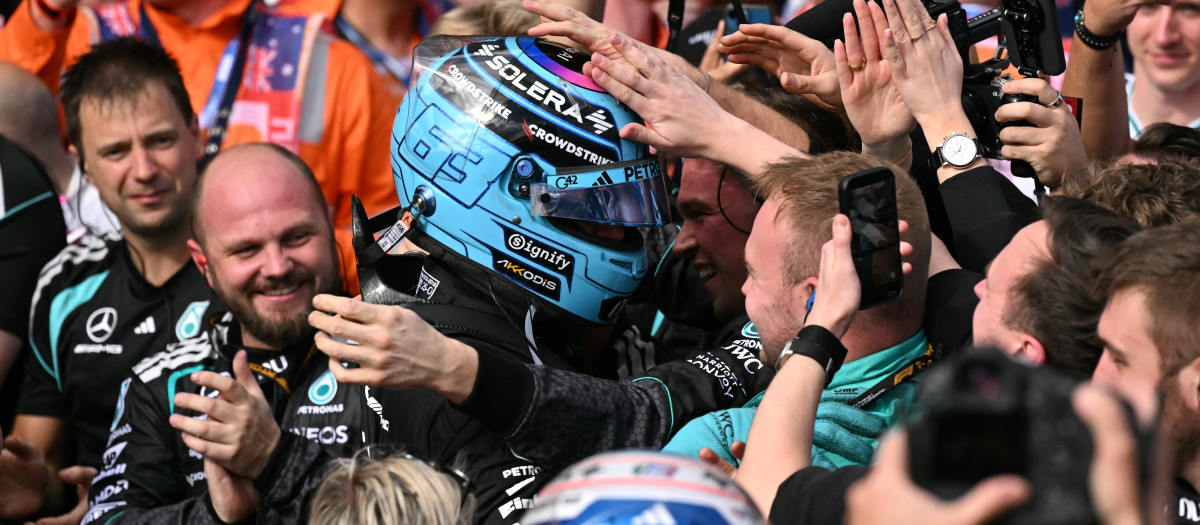 Mercedes' British driver George Russell (C) celebrates winning the Formula One Australian Grand Prix at the Albert Park Circuit in Melbourne on March 8, 2026. (Photo by WILLIAM WEST / AFP) / -- IMAGE RESTRICTED TO EDITORIAL USE - STRICTLY NO COMMERCIAL USE --
