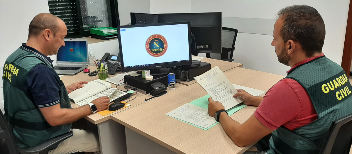 Miembros del Equipo @ de la comandancia de la Guardia Civil en Córdoba