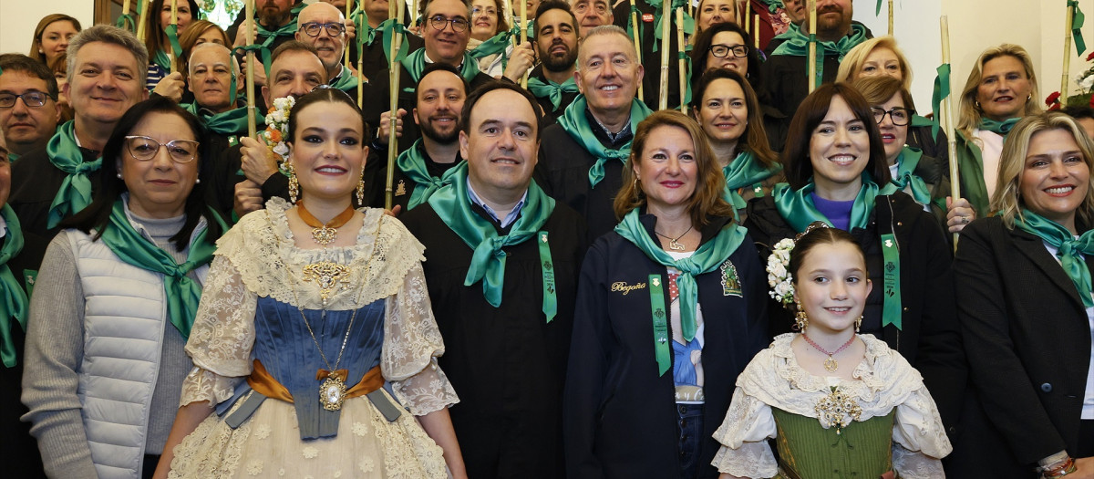 Autoridades junto a las Reinas de las fiestas antes de comenzar la Romeria de les Canyes