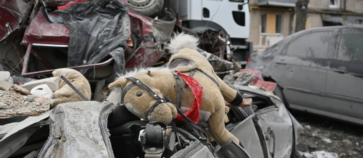 This photograph shows a stuffed horse amid the rubbles of a five-story residential building which was hit by a ballistic missile in Kharkiv on March 7, 2026 amid the Russian invasion of Ukraine. Russia pummelled Ukraine with drone and missile attacks overnight, killing six people and triggering air alerts across the country, officials said. The bodies of five people were found in the rubble of an apartment block in the eastern Kharkiv region, while one person was killed in the Dnipropetrovsk region. (Photo by SERGEY BOBOK / AFP)