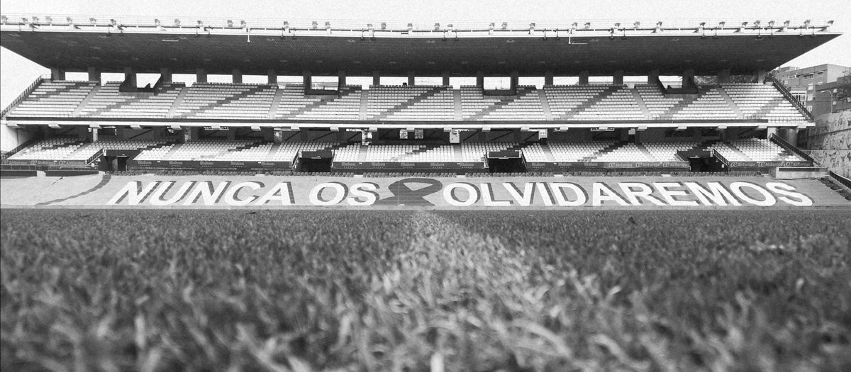 Mensaje de 'Nunca os olvidaremos' desplegado en el Estadio de Vallecas