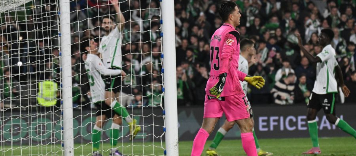 Andrés Martín celebra uno de los goles del partido