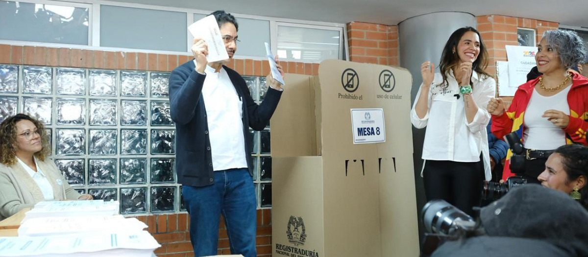 AME2244. BOGOTÁ (COLOMBIA), 08/03/2026.- Fotografía tomada de la cuenta en X @IvanCepedaCast del senador de izquierdas Iván Cepeda (c) antes de votar este domingo, en Bogotá (Colombia). Cepeda celebró el triunfo obtenido por su partido, que con el 91,6 % de las mesas informadas se perfila como la fuerza política más votada en el Senado. EFE/ @IvanCepedaCast / SOLO USO EDITORIAL/ SOLO DISPONIBLE PARA ILUSTRAR LA NOTICIA QUE ACOMPAÑA (CRÉDITO OBLIGATORIO)