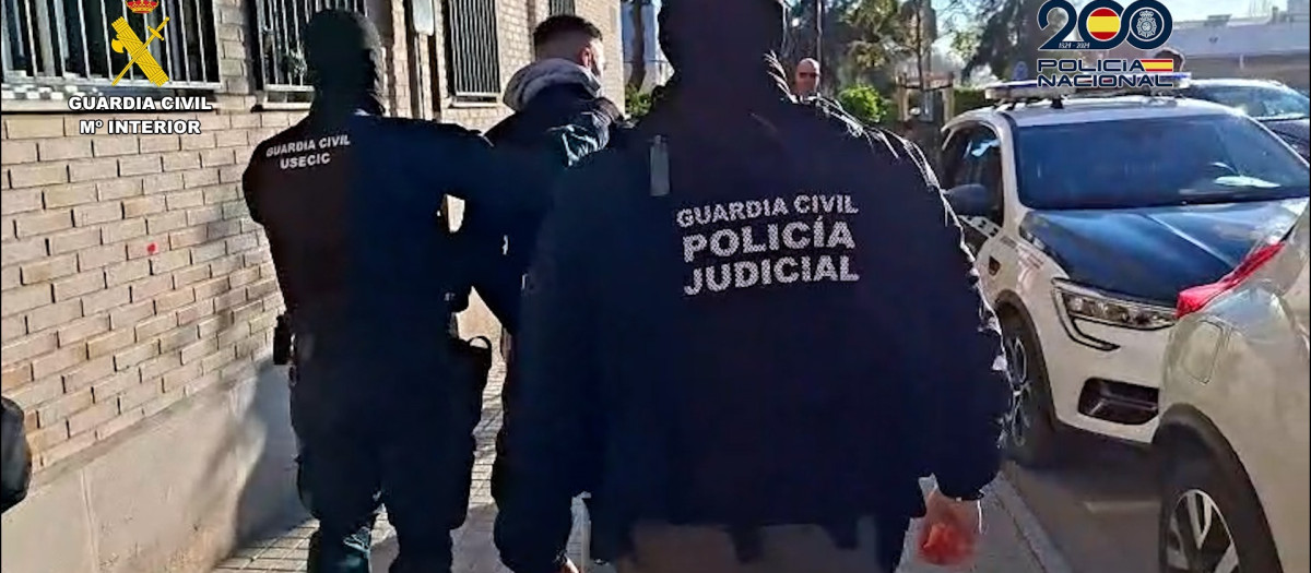 Detención en el marco de la operación Taglio

REMITIDA / HANDOUT por GUARDIA CIVIL
Fotografía remitida a medios de comunicación exclusivamente para ilustrar la noticia a la que hace referencia la imagen, y citando la procedencia de la imagen en la firma
09/3/2026