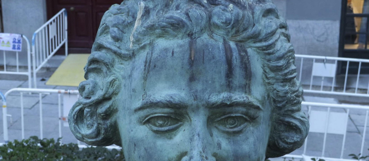 Detalle del busto vandalizado de Clara Campoamor