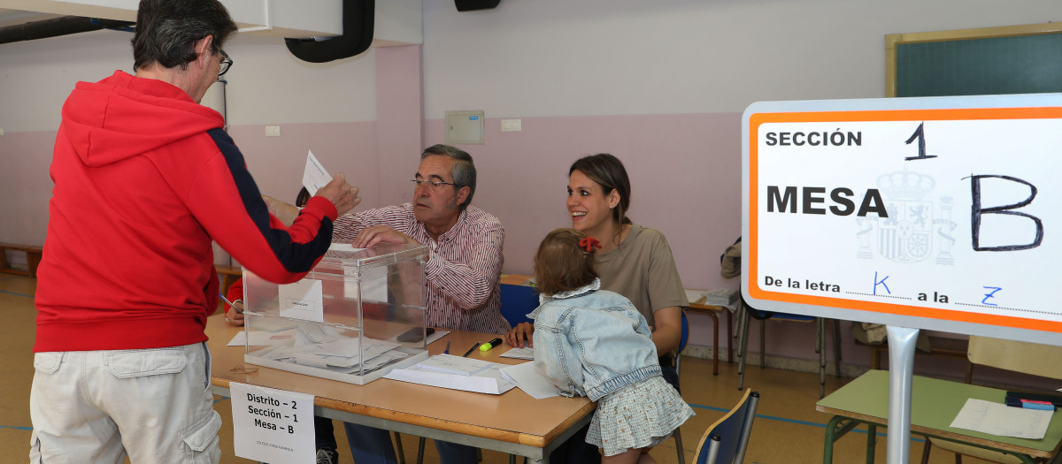 Un colegio electoral de Palencia, en las elecciones municipales de 2023