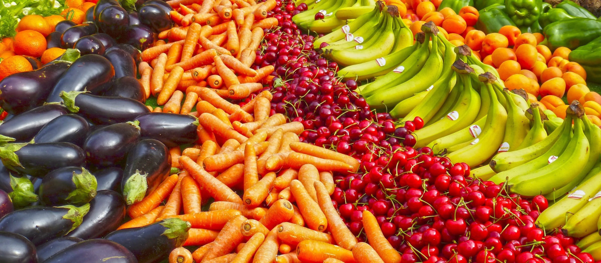 Frutas y verduras en un supermercado.
