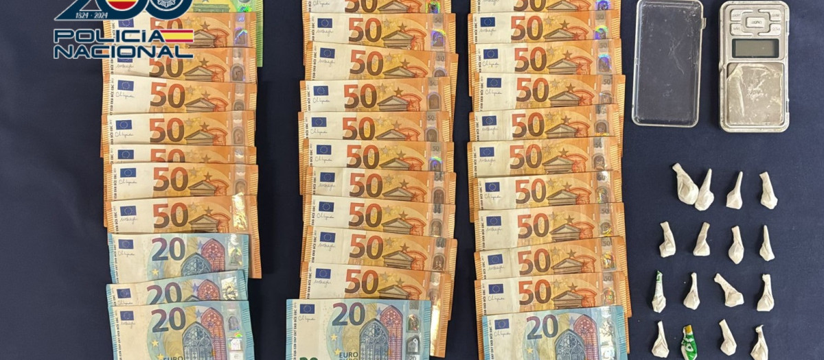 Material incautado en la desarticulación de un punto de venta de droga en A Coruña

REMITIDA / HANDOUT por POLICÍA NACIONAL
Fotografía remitida a medios de comunicación exclusivamente para ilustrar la noticia a la que hace referencia la imagen, y citando la procedencia de la imagen en la firma
09/3/2026