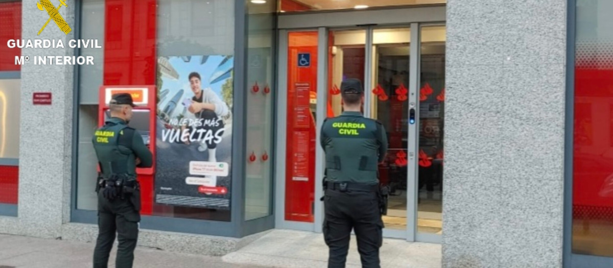 Desarticulan en Porriño un grupo criminal especializado en suplantar identidades para estafar a entidades bancarias

REMITIDA / HANDOUT por GUARDIA CIVIL
Fotografía remitida a medios de comunicación exclusivamente para ilustrar la noticia a la que hace referencia la imagen, y citando la procedencia de la imagen en la firma
09/3/2026