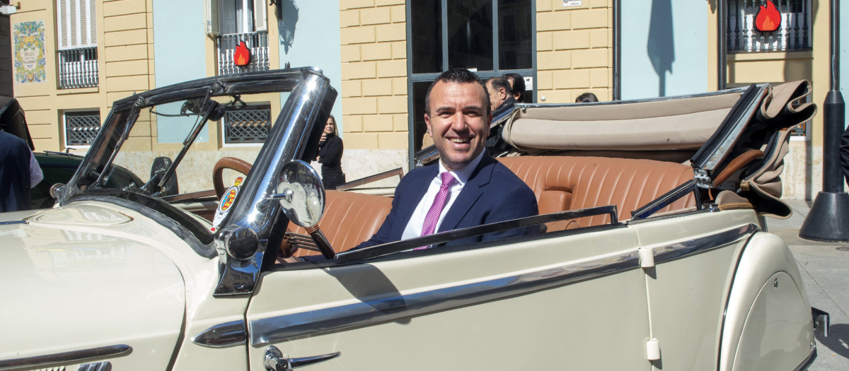 Vicent Mompó montado en uno de los coches de época