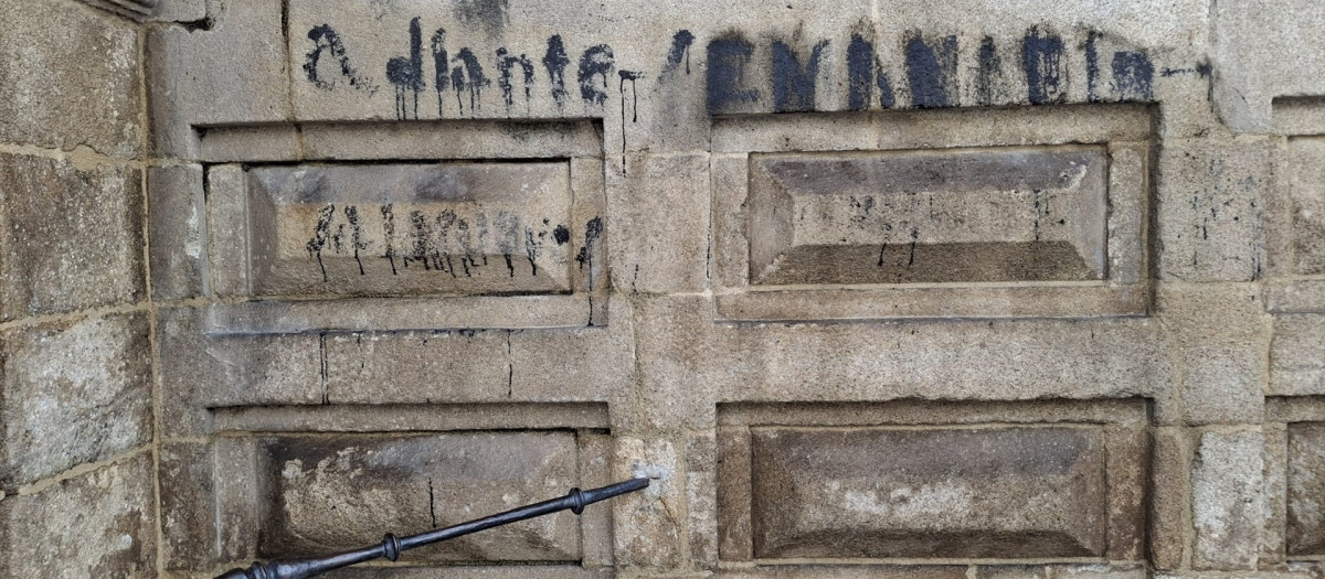 (Foto de ARCHIVO)
Pintada en la fachada del monasterio de Celanova de las Mocidades Galeguistas, a 6 de marzo de 2026.

REMITIDA / HANDOUT por CELANOVA NA MEMORIA
Fotografía remitida a medios de comunicación exclusivamente para ilustrar la noticia a la que hace referencia la imagen, y citando la procedencia de la imagen en la firma
07/3/2026