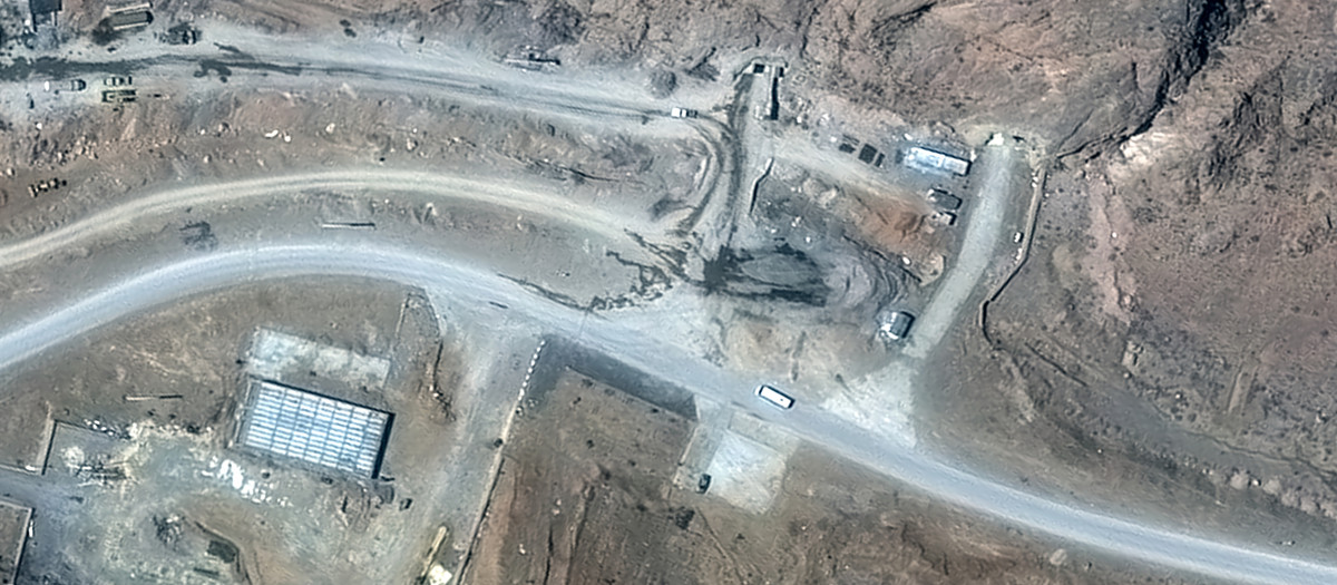 Una imagen satelital muestra una vista más cercana de las entradas de túneles destruidas en el complejo misilístico de Isfahán