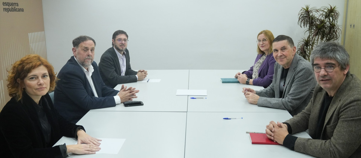 El líder de ERC, Oriol Junqueras, y el secretario general de EH Bildu, Arnaldo Otegi, en la reunión