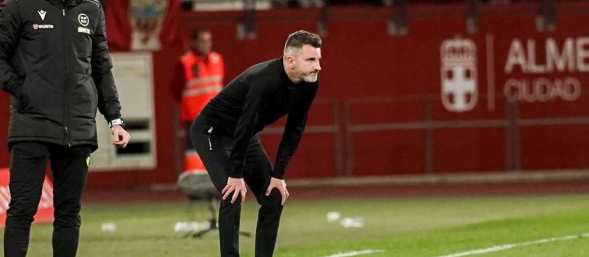 Iván Ania, resignado en un partido de liga