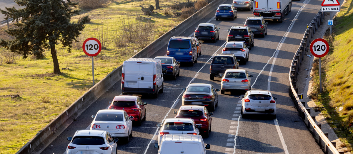 Varios vehículos durante la operación salida por carretera para fin de año, en la A5 (Foto de archivo)