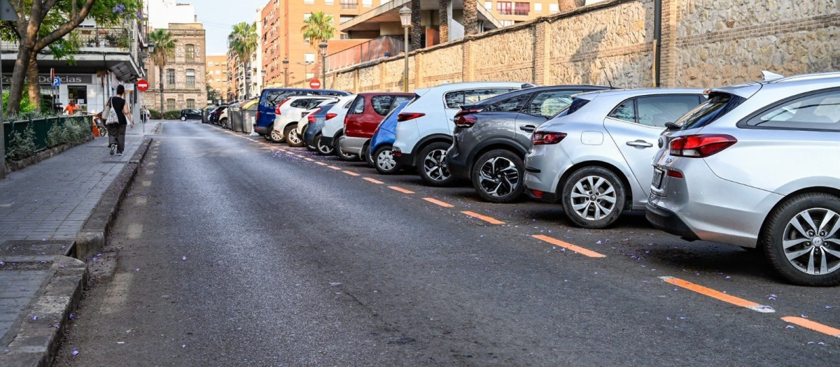 Imagen de archivo de coches aparcados en Valencia

REMITIDA / HANDOUT por AYUNTAMIENTO DE VALÈNCIA
Fotografía remitida a medios de comunicación exclusivamente para ilustrar la noticia a la que hace referencia la imagen, y citando la procedencia de la imagen en la firma
19/6/2025