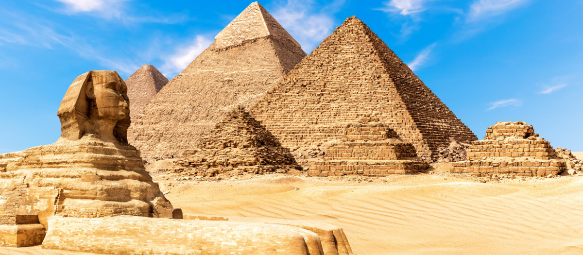 La Esfinge junto a las pirámides de Giza en el desierto de Egipto