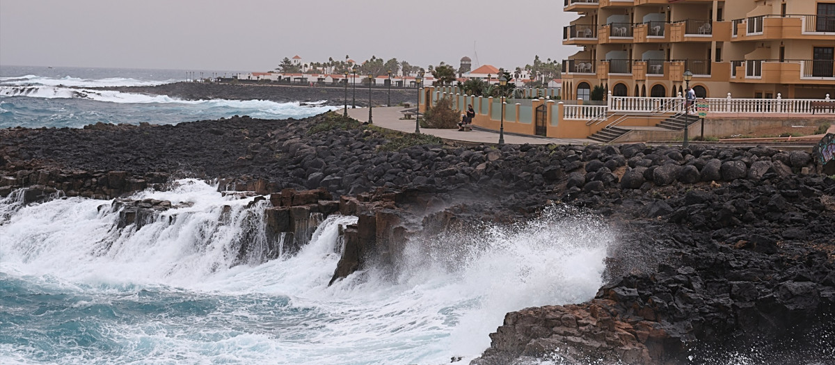 El paseo marítimo de una playa de Fuerteventura con oleaje