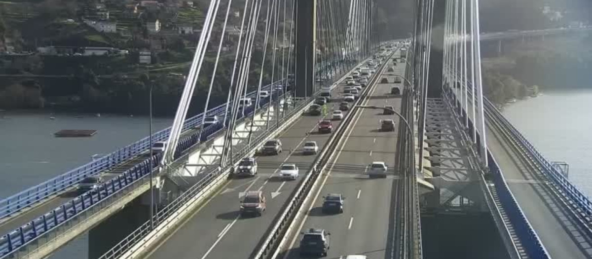 Imagen del accidente en Rande de la cámara de la DGT.

REMITIDA / HANDOUT por DGT
Fotografía remitida a medios de comunicación exclusivamente para ilustrar la noticia a la que hace referencia la imagen, y citando la procedencia de la imagen en la firma
19/2/2026
