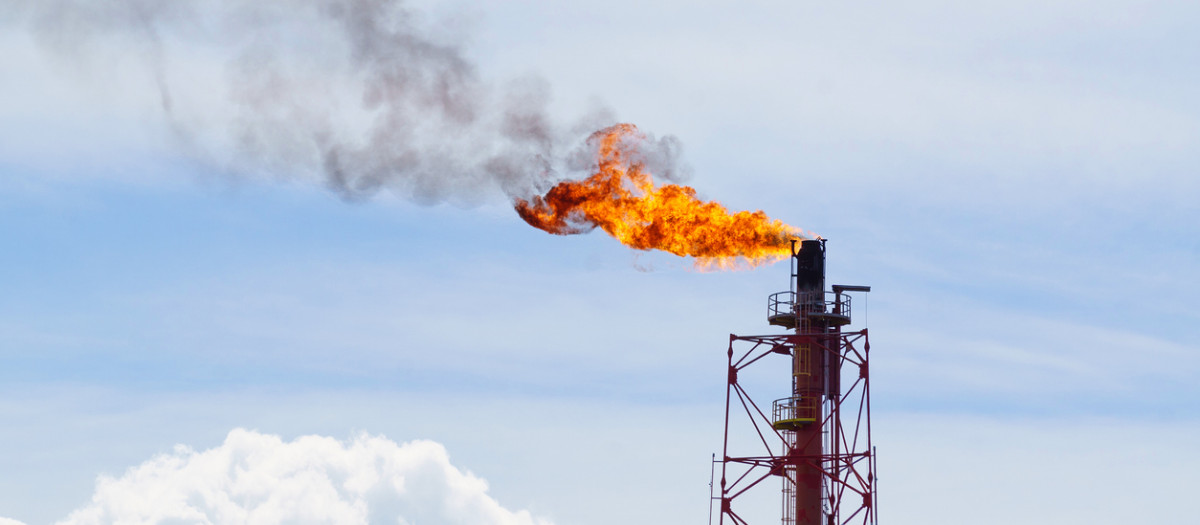 La quema de combustibles fósiles es una de las fuentes de emisión de metano