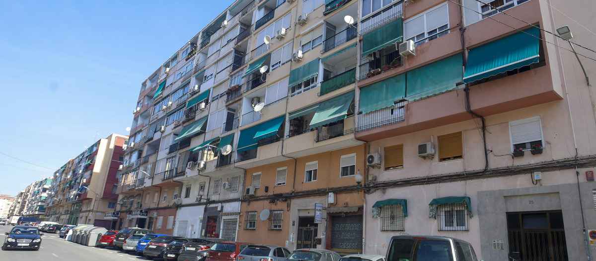 Vista general del edificio de la callle Enrique Monsonis dónde ayer un hombre resulto muerto por un disparo cuando se encontraba en el balcón de su casa en un barrio del centro de la ciudad de Alicante